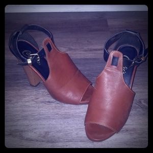 🎁4/$20🎁Candie's Leather Heeled Sandles